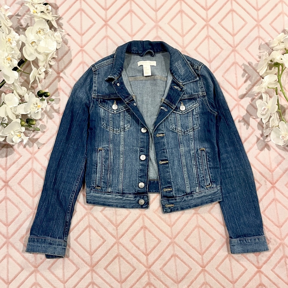 ✨💙 H&M Distressed Jean Jacket Size 2 💙✨